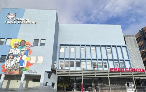 Fachada do Hospital Santa Terezinha se transforma com arte representativa