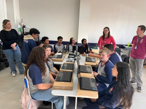 Escola Caras Pintadas recebe equipamentos para ampliar atividades do projeto Conecta Maker em Erechim