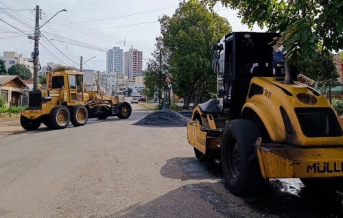 Recuperação de ruas com asfalto a quente segue intenso em Erechim