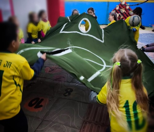 Escola Copas Verdes transforma álbum da Copa em projeto que valoriza a infância e a diversidade 