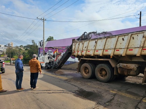 Recuperação de ruas com asfalto a quente segue intenso em Erechim