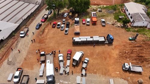 For?a-tarefa segue firme: telhas foram entregues durante todo o dia e volunt?rios seguem mobilizados para ajudar a comunidade