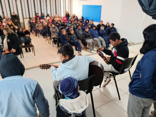 Escola Cristo Rei promove palestra sobre cultura, história e preservação ambiental dos povos Guarani