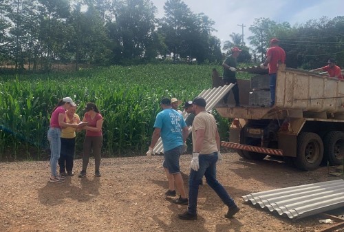 Ap?s forte chuva de granizo, assist?ncia chega a mais de 120 fam?lias no Distrito de Capoer?