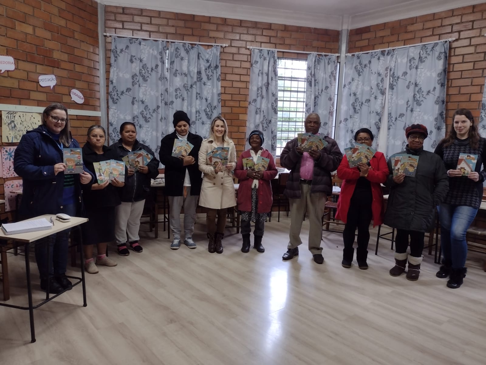  Procon de Erechim entrega cartilha nas escolas com orienta?es ao consumidor 