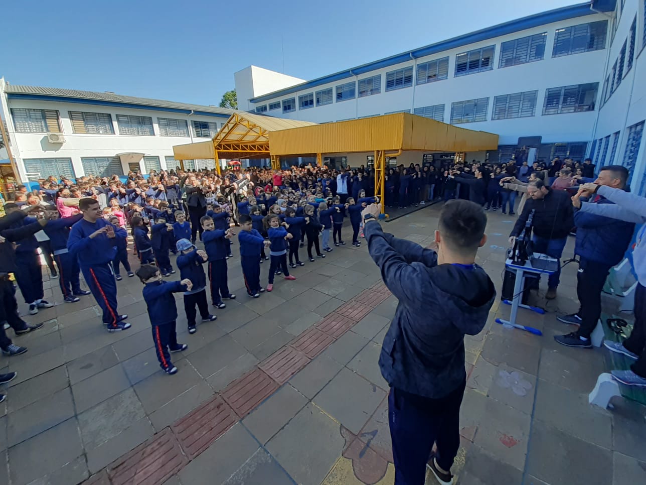  Escola em Movimento: projeto integra a?es da educa??o e da sa?de promovendo o bem-estar