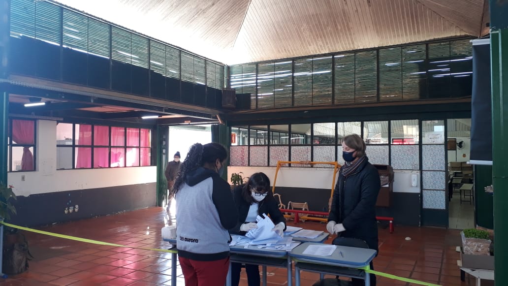  Secretaria de Educa??o entrega mais de mil kits de alimentos no m?s de maio