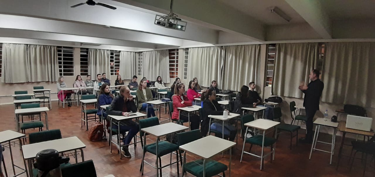  Aproximar Poder Público dos futuros profissionais  