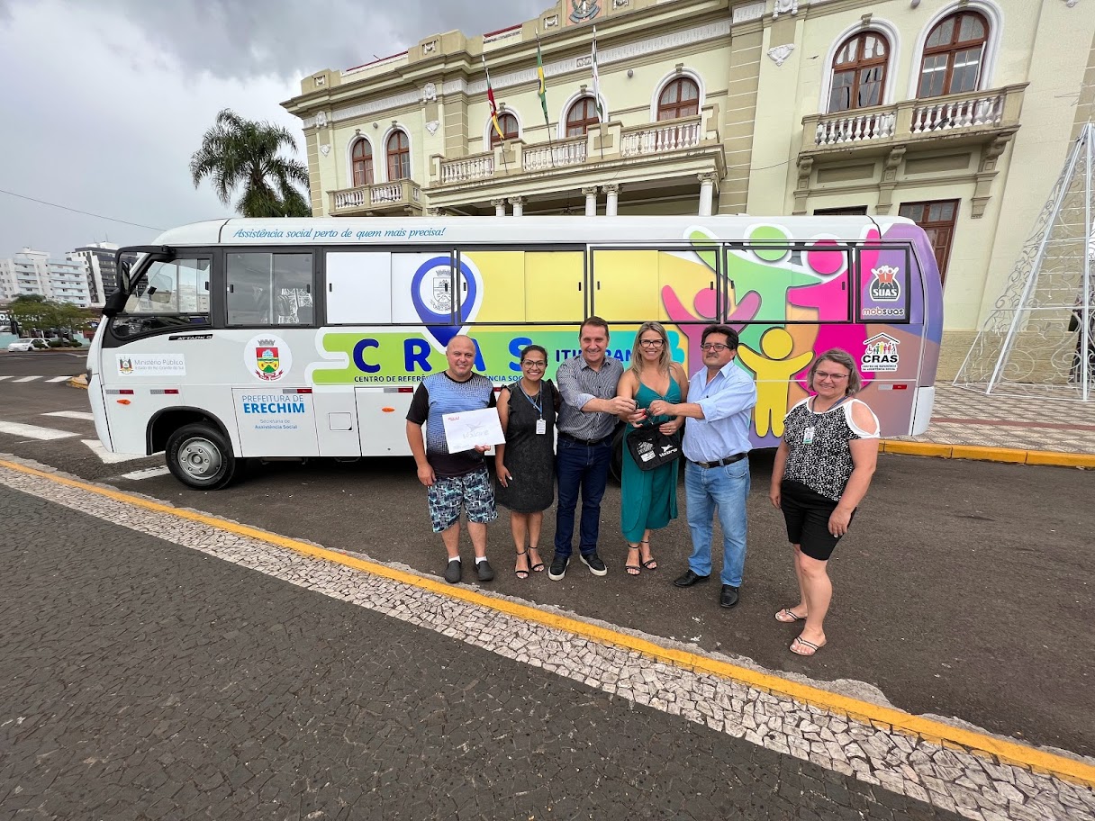  Pol?tica de assist?ncia social - Prefeitura recebe ?nibus do CRAS Itinerante  