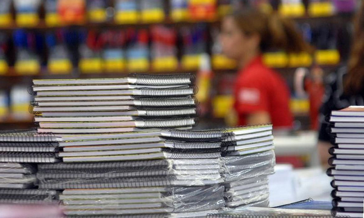  Procon divulga orienta?es sobre compra de materiais escolares