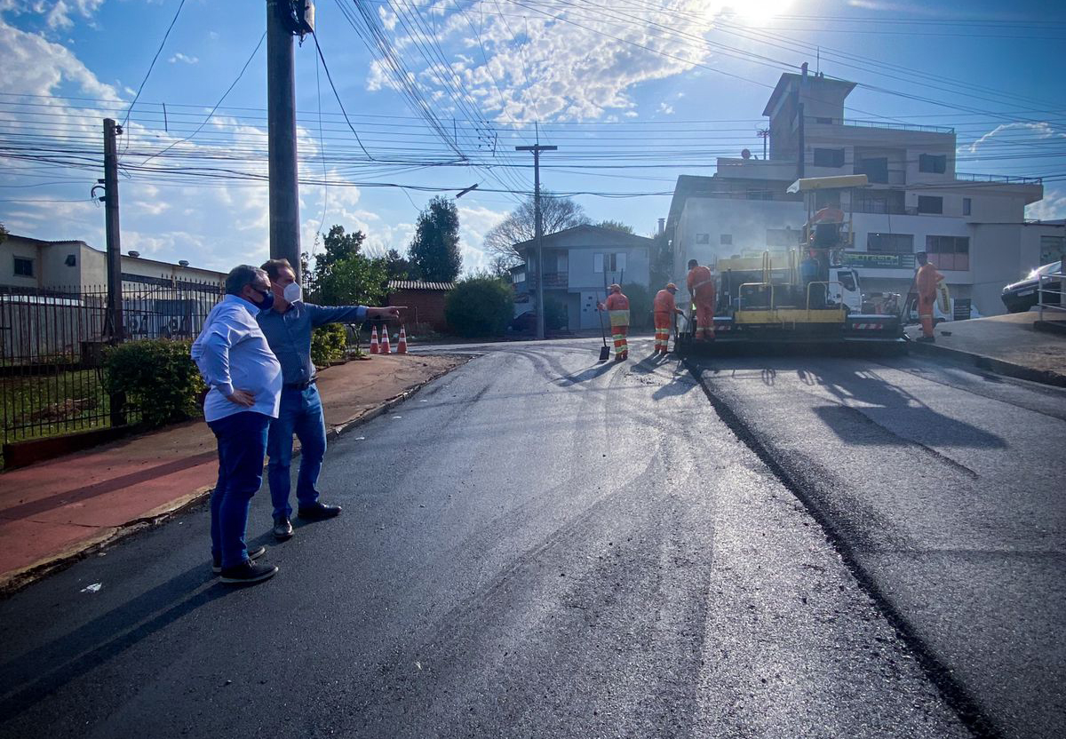  Mais de 40 ruas com novo asfalto em diversos bairros