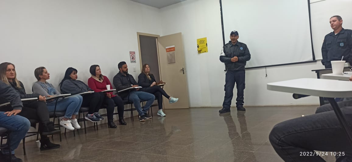  Equipe da Escolinha de Trânsito faz palestra para instrutores do CFC Erechim