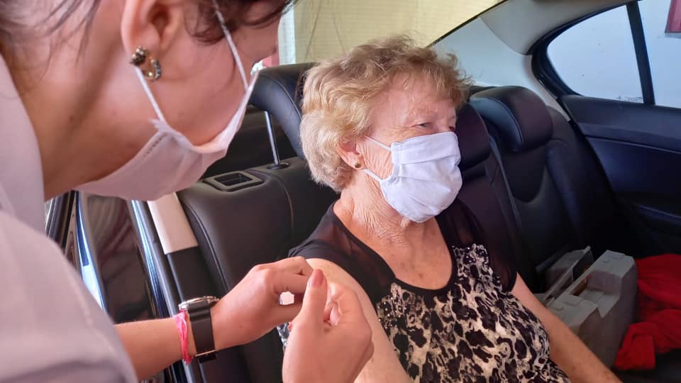  Ainda existem cerca de 100 doses de vacina contra a Covid-19 no drive-thru