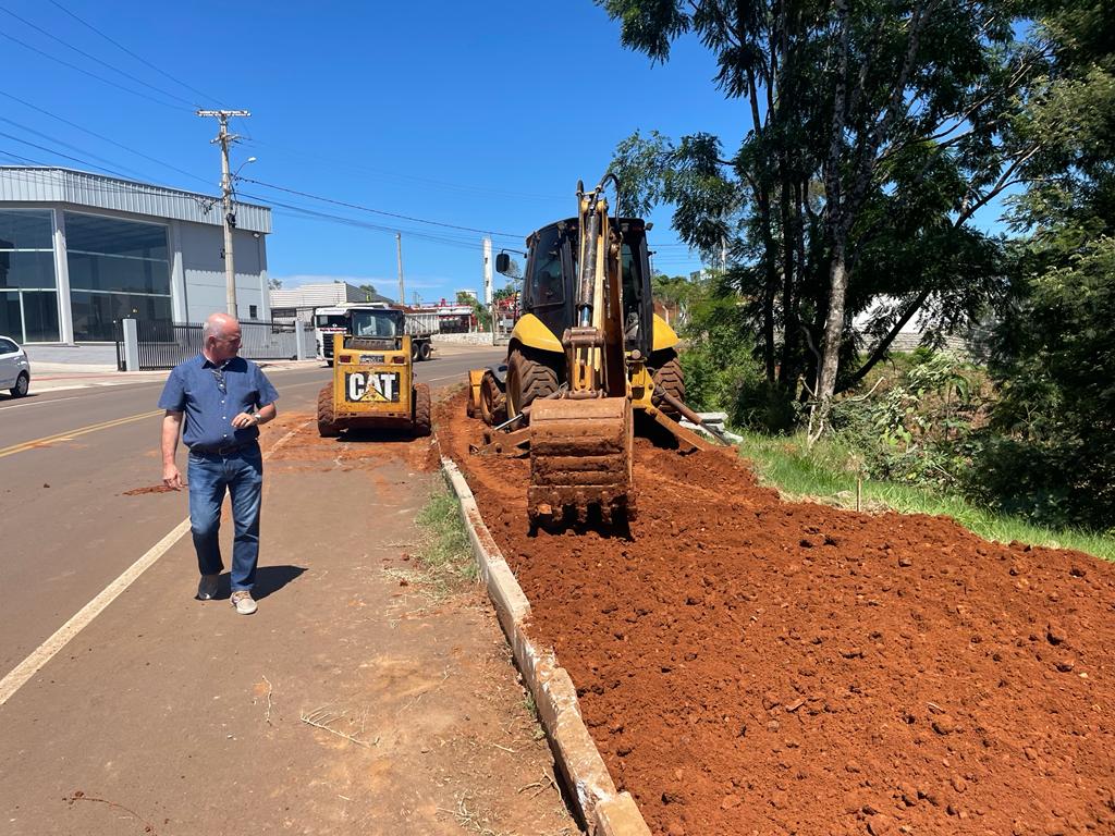  Secretaria de Planejamento executa novo passeio público na Rua Fioravante Tagliari