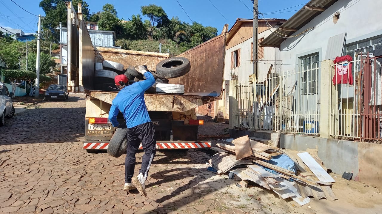  Prefeitura recolhe 420 pneus em ação de combate à dengue 