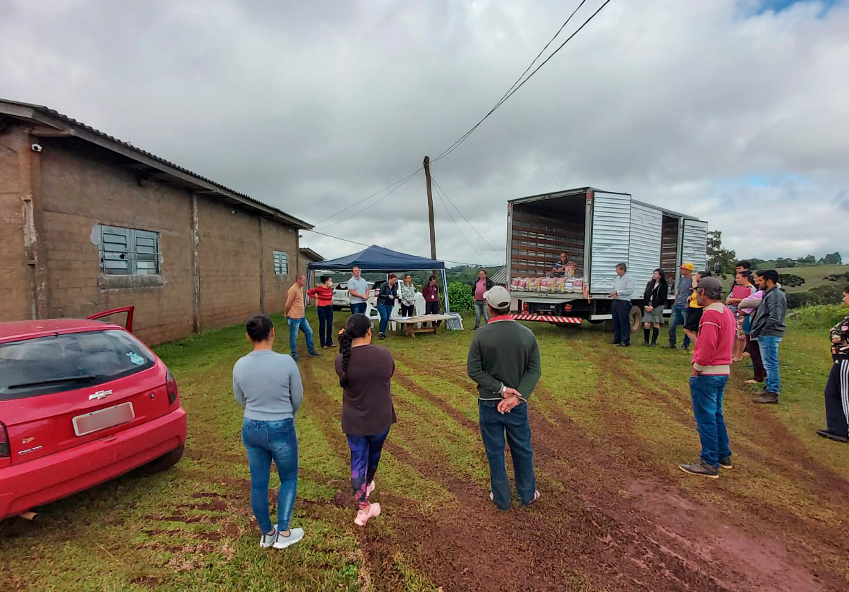  Agricultura entrega cestas básicas para 100 famílias atingidas pela estiagem