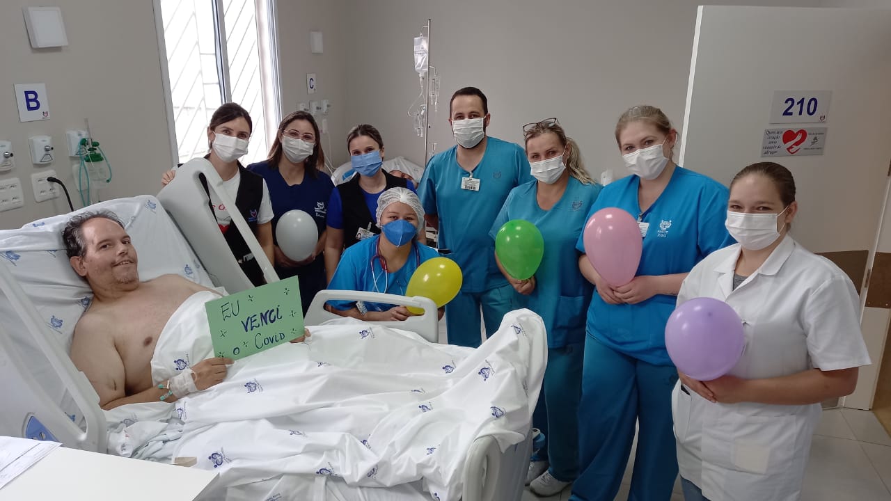  Paciente do Santa Terezinha recebe alta da Ala Covid após 23 dias de intubação