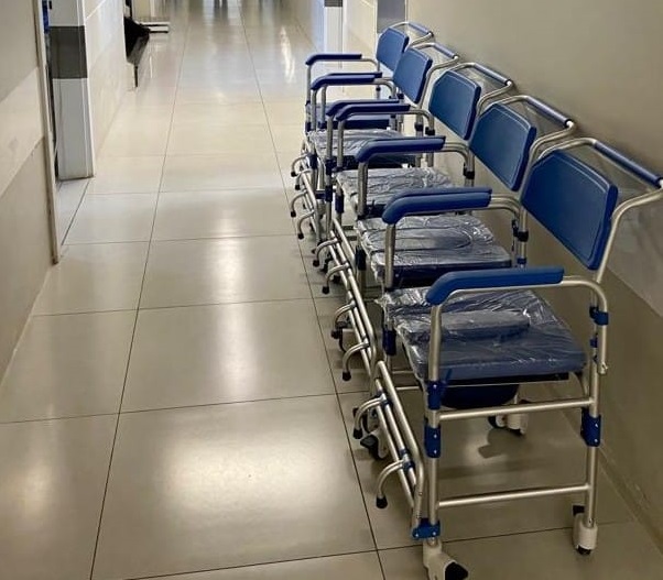  Santa Terezinha adquire cadeiras específicas para higienização de pacientes