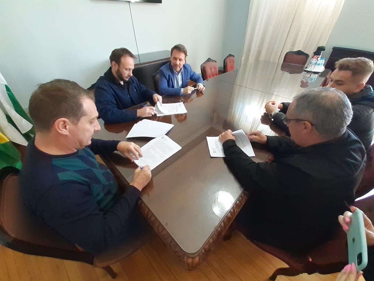 Prefeito assina contrato de asfaltamento da avenida Tiradentes 