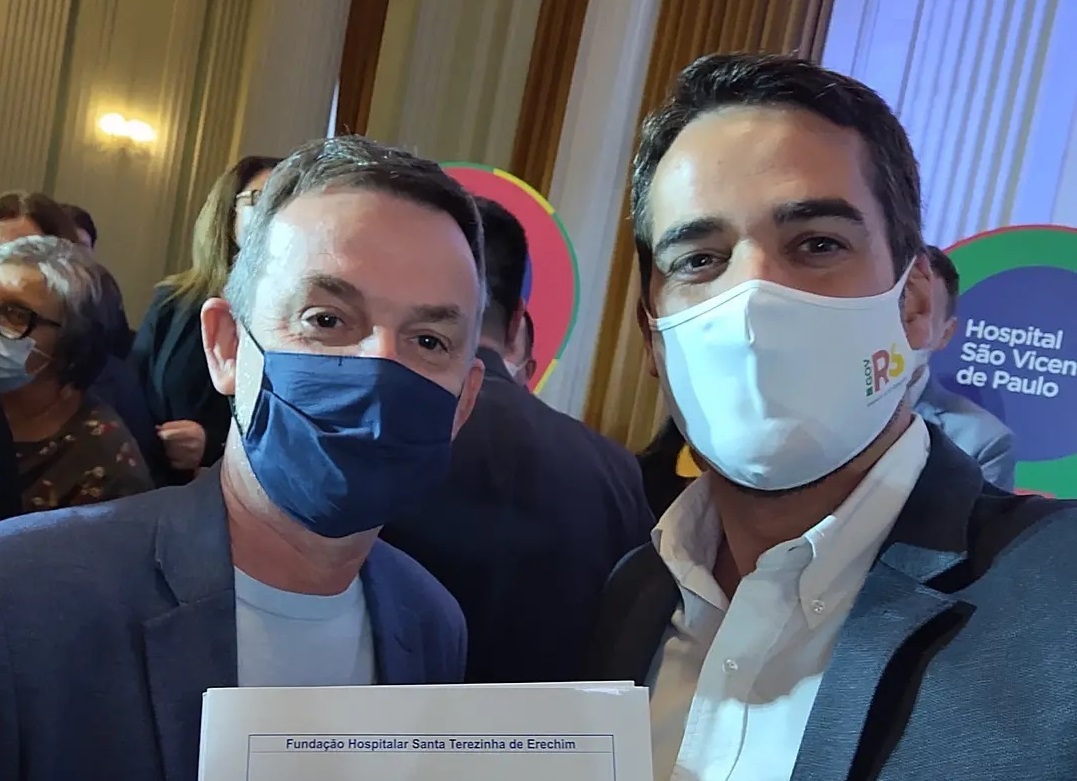  Governador Eduardo Leite assina conv?nio com o Hospital Santa Terezinha 
