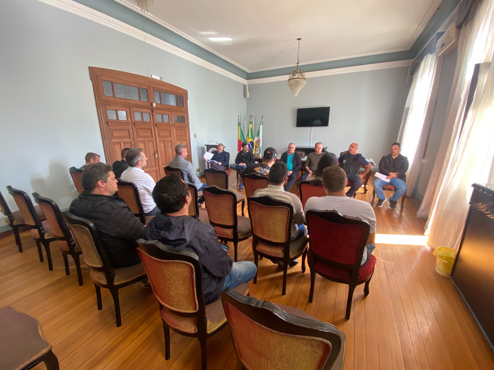 Reuni?o orienta motoristas por aplicativo sobre novas regras municipais 