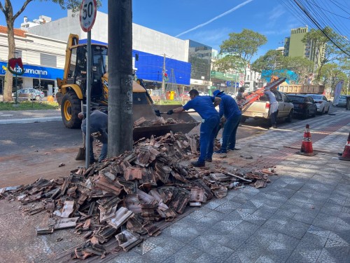 Erechim intensifica limpeza urbana após temporal de granizo e pede colaboração da população