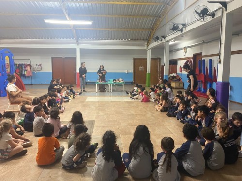 Representatividade que começa na infância: Escola Dom João Aloísio Hoffmann recebe trancista para conversar com estudantes