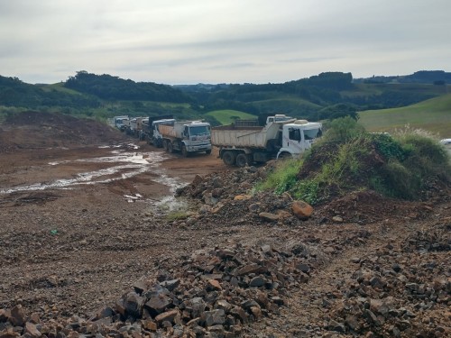 equipes carregando pedras