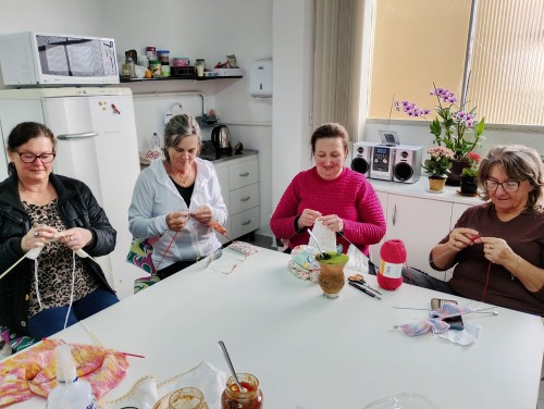 Programa Acolher garante kits gratuitos feitos por voluntárias para mães e bebês e fortalece rede de cuidado em Erechim há 17 anos