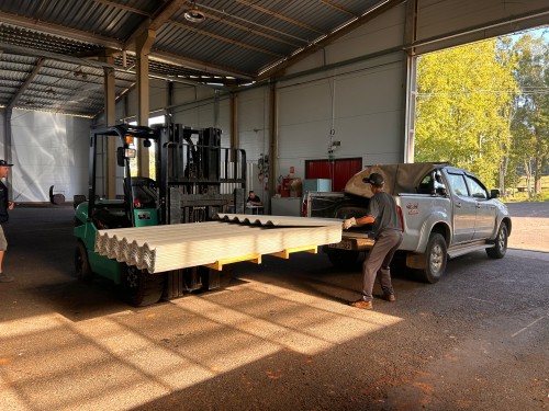 Produtores rurais iniciam retirada de telhas para benfeitorias de propriedades atingidas pelo granizo