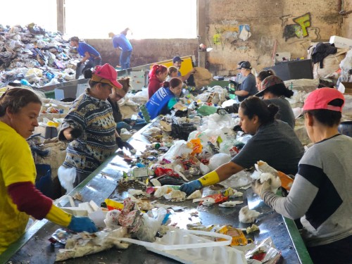 Mais eficiência, melhor renda e valorização dos recicladores com esteiras de triagem