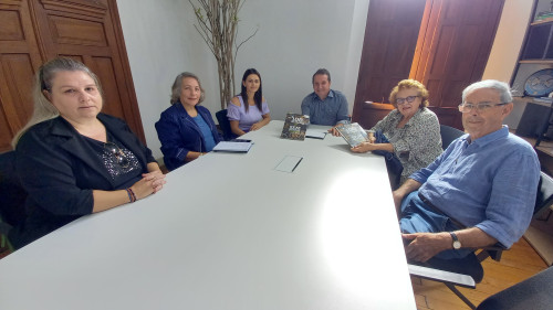 Prefeito Polis parabenizou as autoras pela obra que re?ne aspectos tur?sticos, culturais e hist?ricos de Erechim