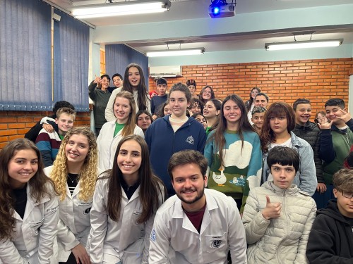 Estudantes de Medicina alertam sobre riscos do cigarro eletrônico na Escola Santo Agostinho