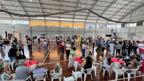 Baile do Programa 60+ celebra o Dia das Mães com 