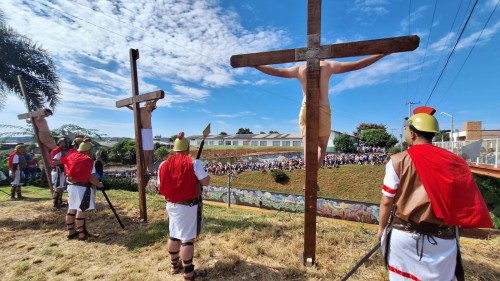 Encena??o da Paix?o de Cristo re?ne centenas de pessoas no bairro S?o Vicente de Paulo