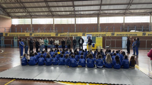 Estudantes recebem uniformes do Programa AABB Comu