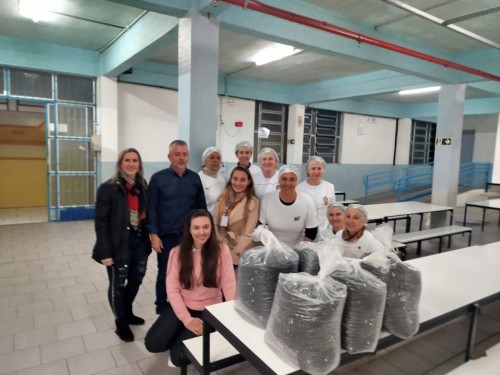 Escola Municipal Barão do Rio Branco recebe 100 quilos de feijão orgânico por meio de programa de incentivo à agricultura familiar