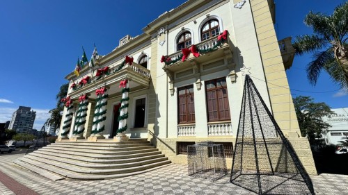 Prefeitura presta homenagem a servidores públicos por tempo de serviços