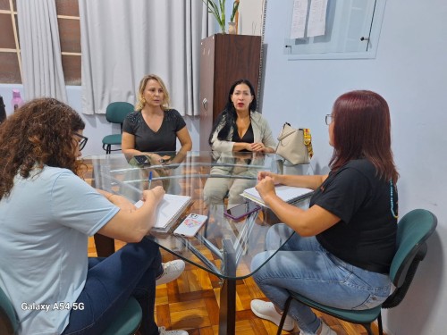 Nesta quarta (21), agentes de tr?nsito orientam estudantes e familiares da escola Bar?o do Rio Branco na volta ?s aulas  