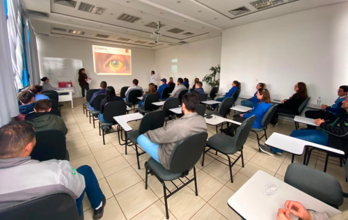 Julho Amarelo reforça prevenção às hepatites virais com ação voltada aos trabalhadores de empresa de Erechim