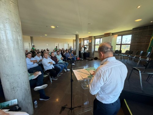 Família Ferrari investe em tecnologia na produção leiteira 