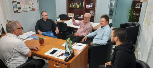 Capela, ginásio, salão comunitário, passeios públicos, praças, academias, tubulações e asfaltos