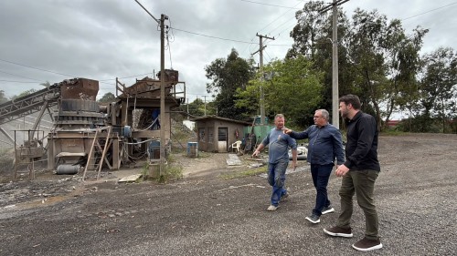 Gestão Municipal acompanha trabalho da Usina de Asfalto e projeta novos avanços na estrutura