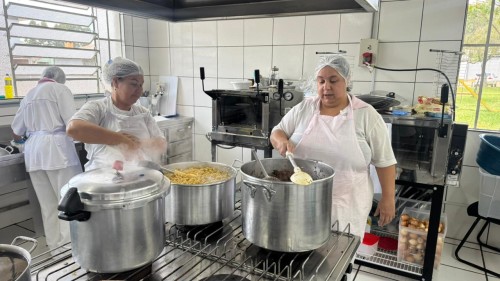 Cozinha Central atua na linha de frente e garante alimenta??o aos trabalhadores da reconstru??o de Erechim