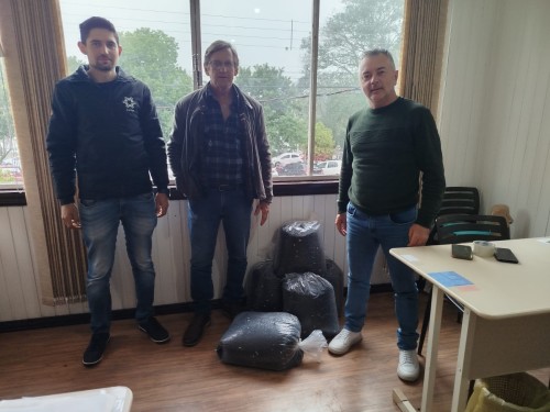Escola Municipal Barão do Rio Branco recebe 100 quilos de feijão orgânico por meio de programa de incentivo à agricultura familiar