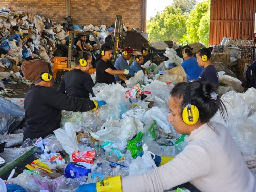 Mais eficiência, melhor renda e valorização dos recicladores com esteiras de triagem