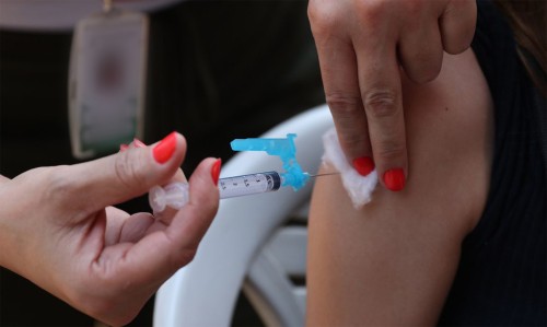 Vacina contra dengue dispon?vel para adolescentes de 10 a 14 anos