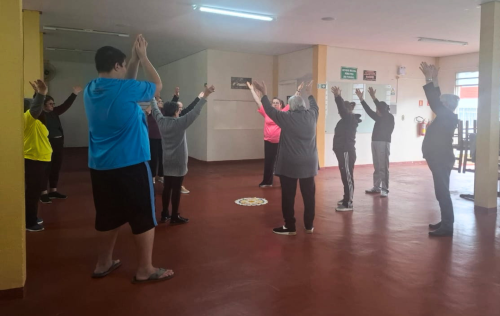 UBS Estevam Carraro promove atividade de dança circular como estratégia de promoção da saúde