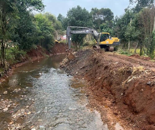 Prefeitura realiza manuten??o no rio Tigre para evitar alagamentos na ?rea urbana