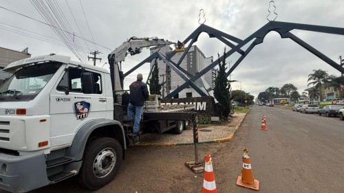 Prefeitura realiza manutenção e revitalização do pórtico de entrada de Erechim